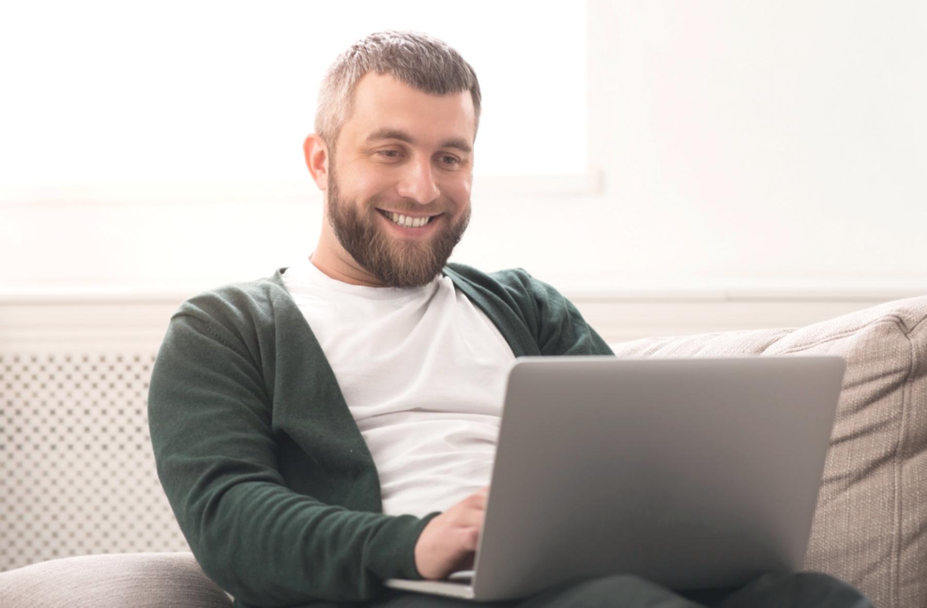 Participanți la seminar lucrând la exerciții practice de keyword research